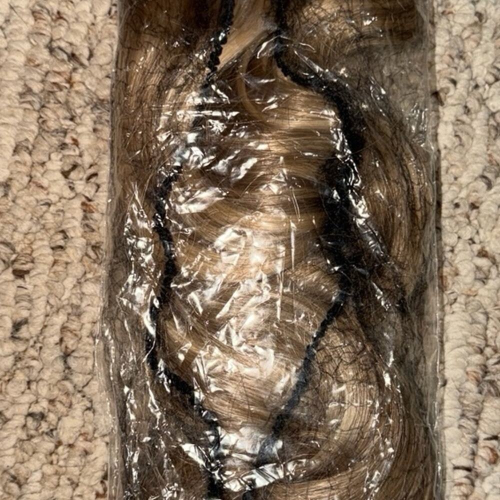 Clip in hair extensions 5 pc. Carmel blonde and Brown